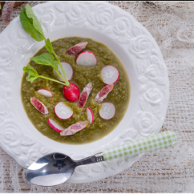 Eine Anti-Verschwendungs-Detox-Suppe mit Radieschenkraut, um den Frühling zu feiern